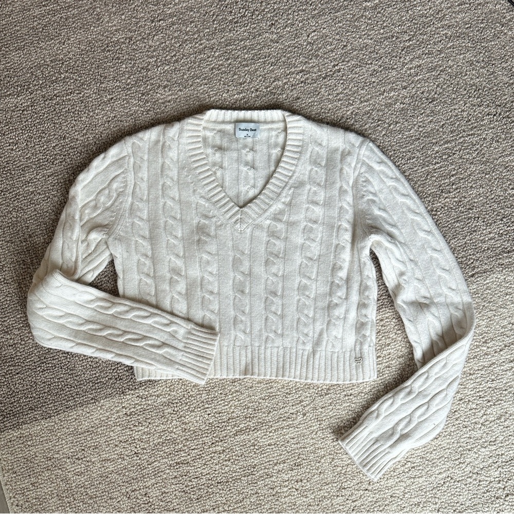 Aritzia Sunday Best cropped v neck sweater